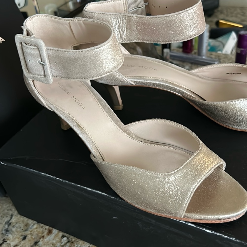 Metallic Gold pumps - Picture 2 of 4